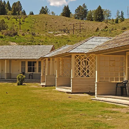 Mammoth Hot Springs Hotel